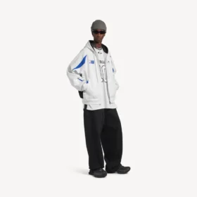 Balenciaga Herren | NBA-Kollaboration: Oversize-Hoodie mit Reißverschluss in Weiß/Mehrfarbig Balenciaga Herren | NBA-Kollaboration: Oversize-Hoodie mit Reißverschluss in Weiß/Mehrfarbig