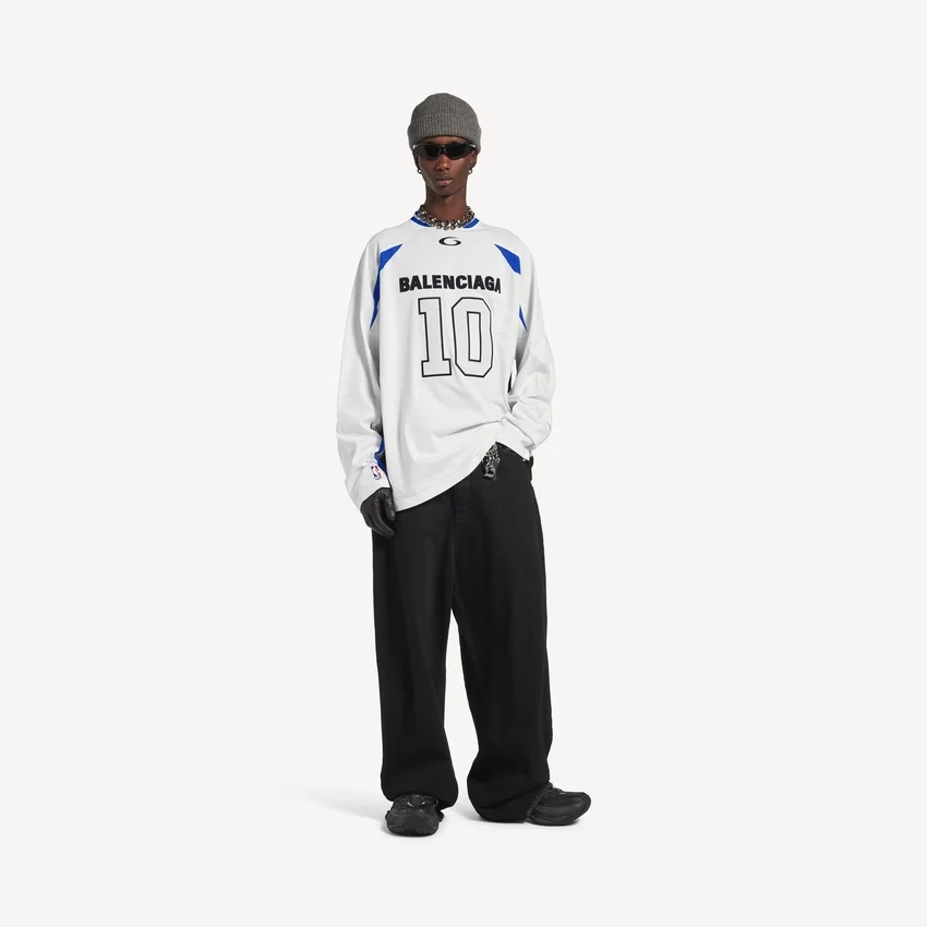 Balenciaga Herren | NBA-Kollaboration: Oversize-Langarm-T-Shirt in Weiß/Mehrfarbig Balenciaga Herren | NBA-Kollaboration: Oversize-Langarm-T-Shirt in Weiß/Mehrfarbig
