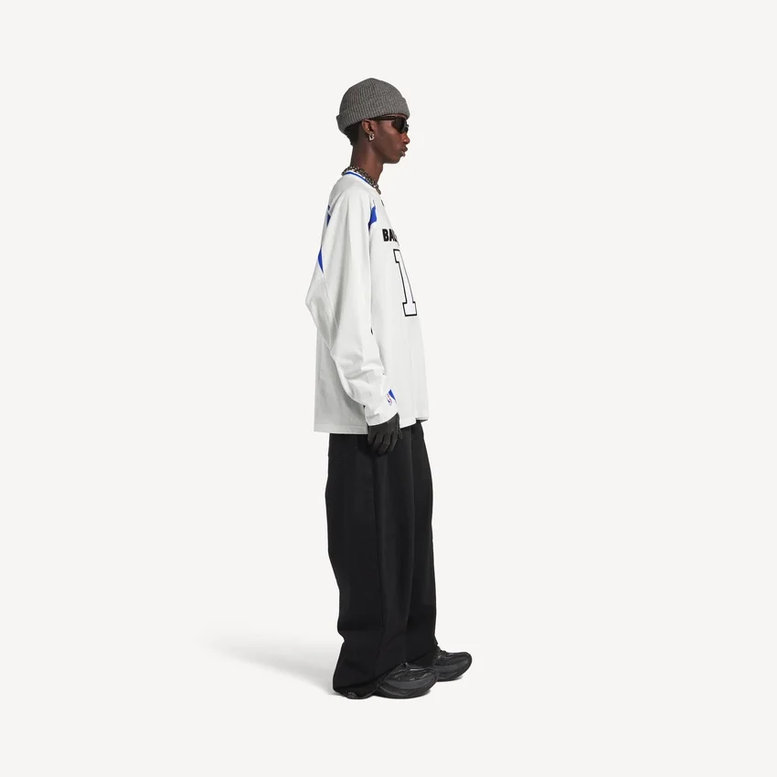 Balenciaga Herren | NBA-Kollaboration: Oversize-Langarm-T-Shirt in Weiß/Mehrfarbig Balenciaga Herren | NBA-Kollaboration: Oversize-Langarm-T-Shirt in Weiß/Mehrfarbig