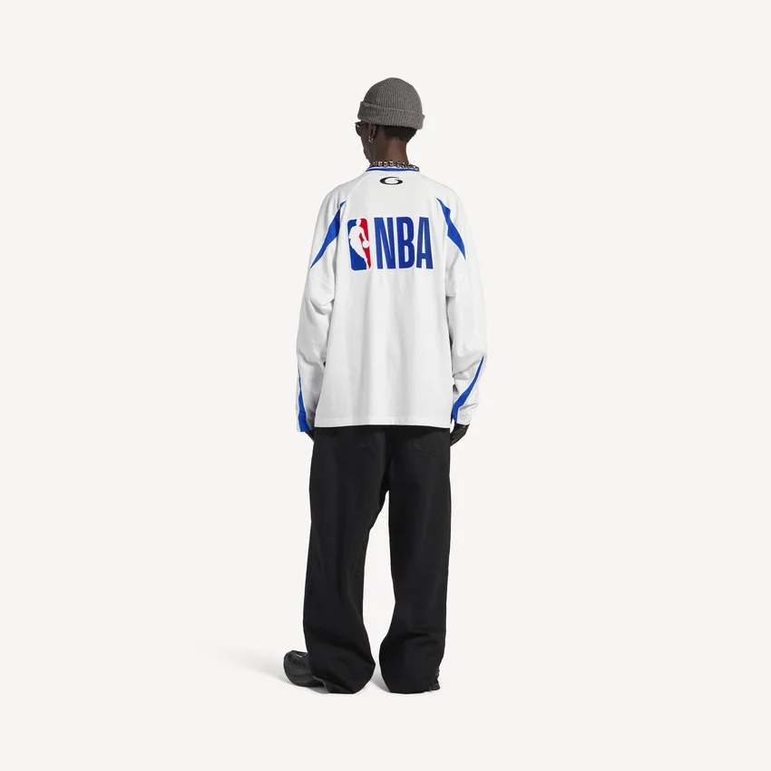 Balenciaga Herren | NBA-Kollaboration: Oversize-Langarm-T-Shirt in Weiß/Mehrfarbig Balenciaga Herren | NBA-Kollaboration: Oversize-Langarm-T-Shirt in Weiß/Mehrfarbig
