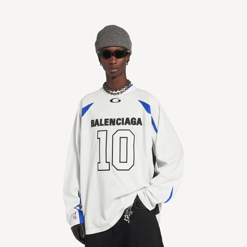 Balenciaga Herren | NBA-Kollaboration: Oversize-Langarm-T-Shirt in Weiß/Mehrfarbig Balenciaga Herren | NBA-Kollaboration: Oversize-Langarm-T-Shirt in Weiß/Mehrfarbig