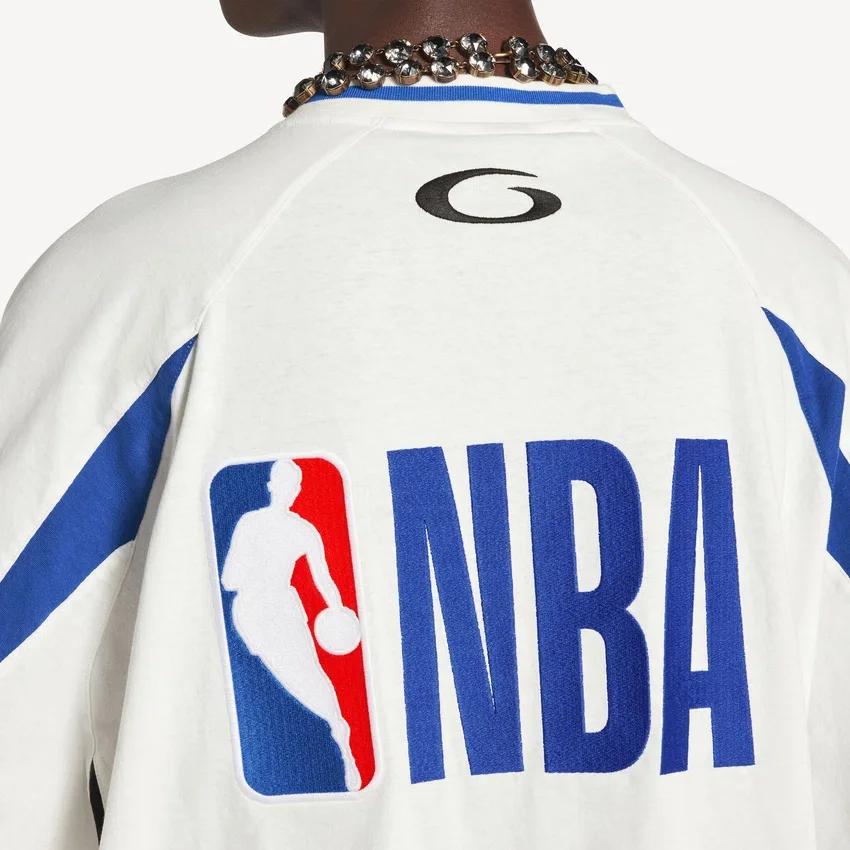 Balenciaga Herren | NBA-Kollaboration: Oversize-Langarm-T-Shirt in Weiß/Mehrfarbig Balenciaga Herren | NBA-Kollaboration: Oversize-Langarm-T-Shirt in Weiß/Mehrfarbig