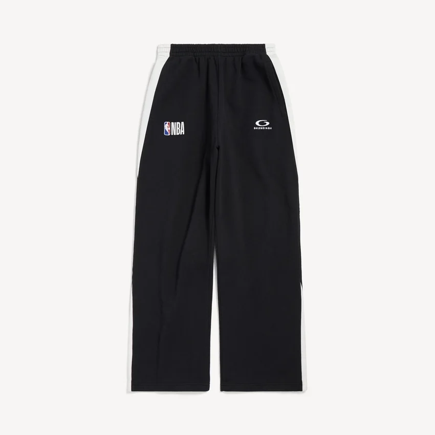 Balenciaga Herren | Oversize-Jogginghose aus der NBA-Kollaboration in Schwarz/Weiß Balenciaga Herren | Oversize-Jogginghose aus der NBA-Kollaboration in Schwarz/Weiß