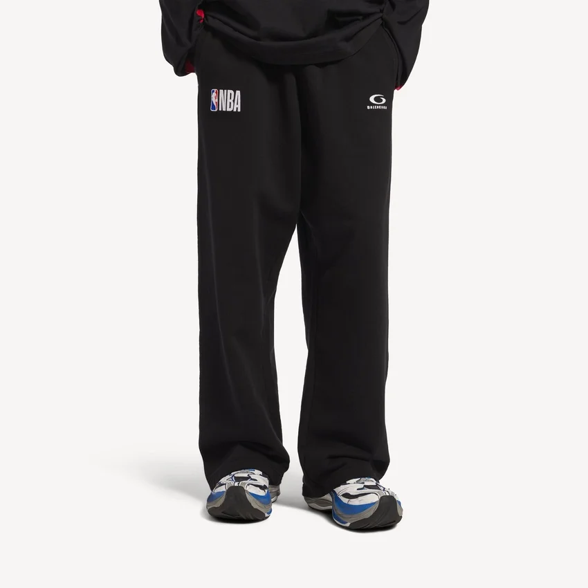 Balenciaga Herren | Oversize-Jogginghose aus der NBA-Kollaboration in Schwarz/Weiß Balenciaga Herren | Oversize-Jogginghose aus der NBA-Kollaboration in Schwarz/Weiß