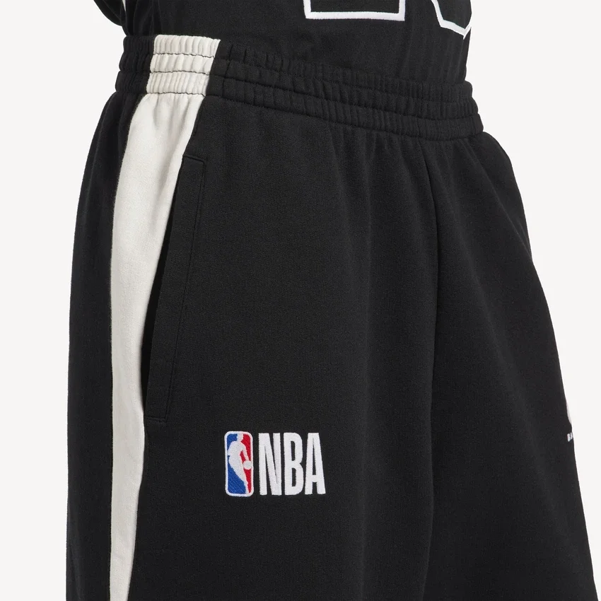 Balenciaga Herren | Oversize-Jogginghose aus der NBA-Kollaboration in Schwarz/Weiß Balenciaga Herren | Oversize-Jogginghose aus der NBA-Kollaboration in Schwarz/Weiß