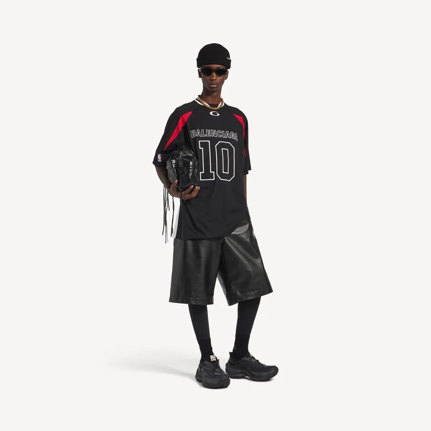 Balenciaga Herren | Oversize-T-Shirt aus der NBA-Kollaboration in Schwarz/Mehrfarbig Balenciaga Herren | Oversize-T-Shirt aus der NBA-Kollaboration in Schwarz/Mehrfarbig