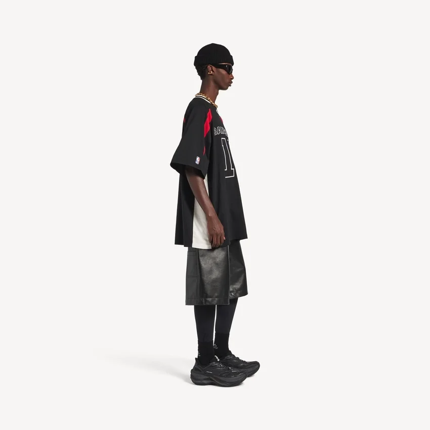 Balenciaga Herren | Oversize-T-Shirt aus der NBA-Kollaboration in Schwarz/Mehrfarbig Balenciaga Herren | Oversize-T-Shirt aus der NBA-Kollaboration in Schwarz/Mehrfarbig