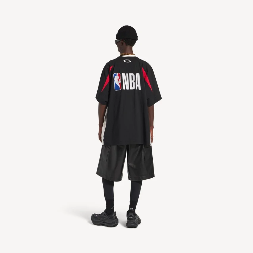Balenciaga Herren | Oversize-T-Shirt aus der NBA-Kollaboration in Schwarz/Mehrfarbig Balenciaga Herren | Oversize-T-Shirt aus der NBA-Kollaboration in Schwarz/Mehrfarbig
