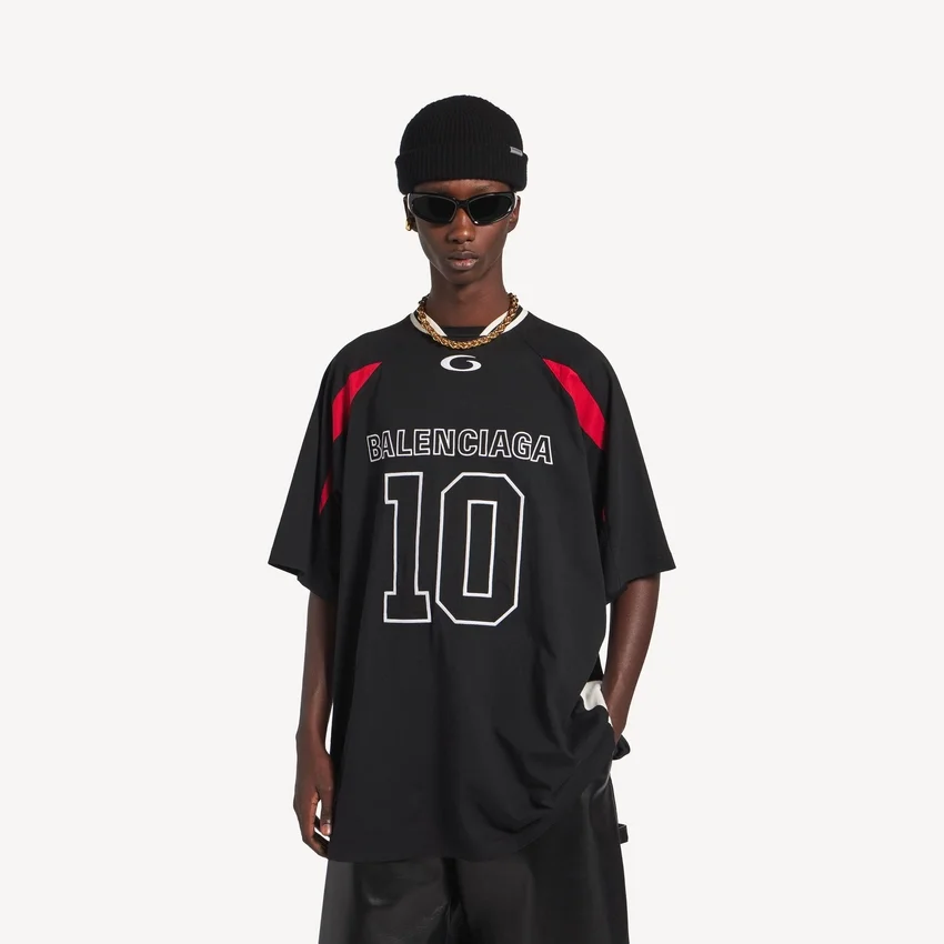 Balenciaga Herren | Oversize-T-Shirt aus der NBA-Kollaboration in Schwarz/Mehrfarbig Balenciaga Herren | Oversize-T-Shirt aus der NBA-Kollaboration in Schwarz/Mehrfarbig