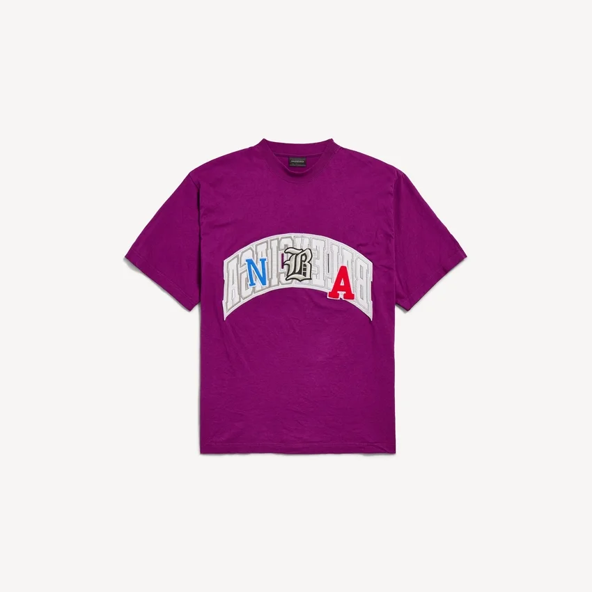 Balenciaga Herren | Oversize-T-Shirt aus der NBA-Kollaboration in Violett Balenciaga Herren | Oversize-T-Shirt aus der NBA-Kollaboration in Violett