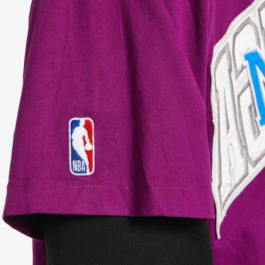 Balenciaga Herren | Oversize-T-Shirt aus der NBA-Kollaboration in Violett Balenciaga Herren | Oversize-T-Shirt aus der NBA-Kollaboration in Violett