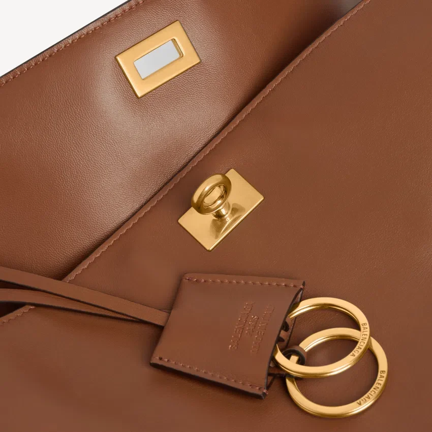 Damen-Handtasche „Rodeo“ in mittlerer Größe in der Farbe „New Tan“ Damen-Handtasche „Rodeo“ in mittlerer Größe in der Farbe „New Tan“