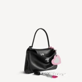 Damen-Handtasche „Rodeo“ klein mit Anhängern in Schwarz Damen-Handtasche „Rodeo“ klein mit Anhängern in Schwarz