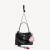 Damen-Handtasche „Rodeo“ klein mit Anhängern in Schwarz Damen-Handtasche „Rodeo“ klein mit Anhängern in Schwarz