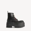 Damen-Plateau-Stiefeletten „Strike“ mit Anhängern in Schwarz/Mehrfarbig Damen-Plateau-Stiefeletten „Strike“ mit Anhängern in Schwarz/Mehrfarbig