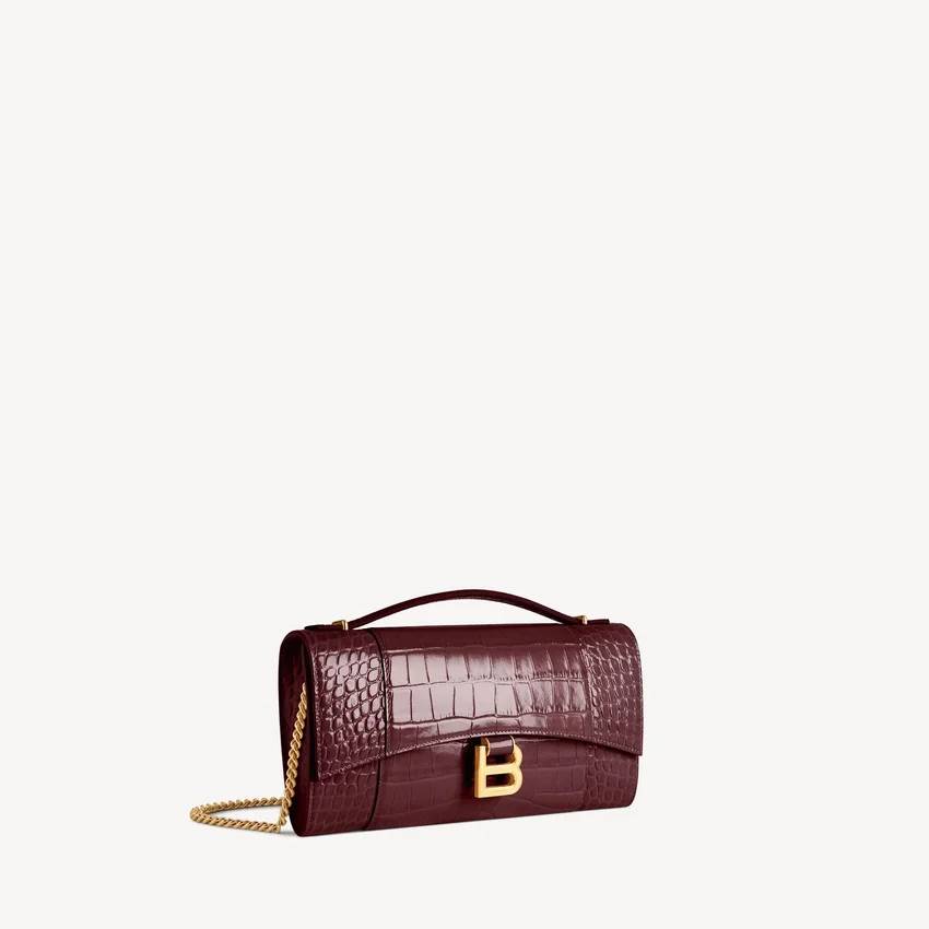 Damen-Pochette in Hourglass-Form mit Kette in dunklem Burgunderrot Damen-Pochette in Hourglass-Form mit Kette in dunklem Burgunderrot