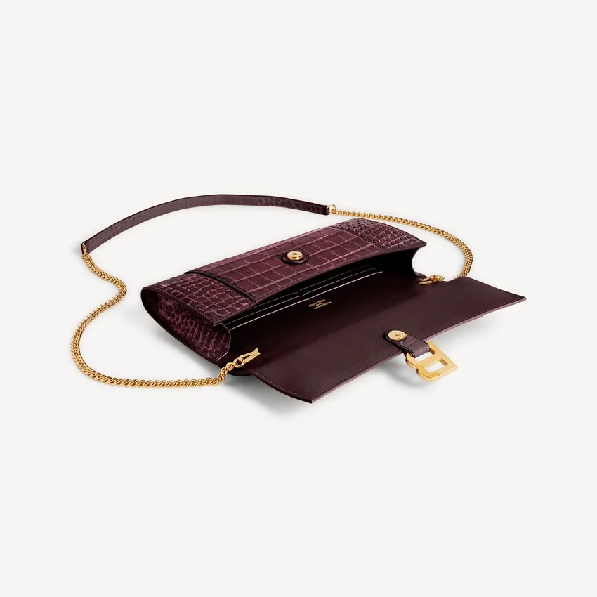 Damen-Pochette in Hourglass-Form mit Kette in dunklem Burgunderrot Damen-Pochette in Hourglass-Form mit Kette in dunklem Burgunderrot