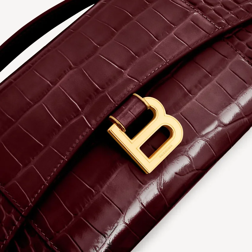 Damen-Pochette in Hourglass-Form mit Kette in dunklem Burgunderrot Damen-Pochette in Hourglass-Form mit Kette in dunklem Burgunderrot
