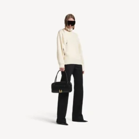 Damen-Pullover mit hohem Kragen, von hinten nach vorne getragen, in Off-White