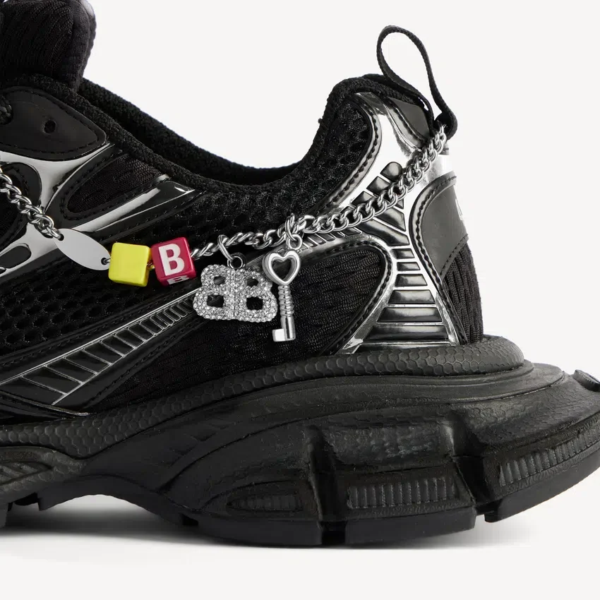 Damen-Sneaker in 3XL mit Anhängern in Schwarz/Silber Damen-Sneaker in 3XL mit Anhängern in Schwarz/Silber