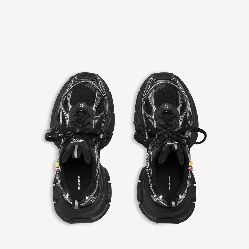 Damen-Sneaker in 3XL mit Anhängern in Schwarz/Silber Damen-Sneaker in 3XL mit Anhängern in Schwarz/Silber