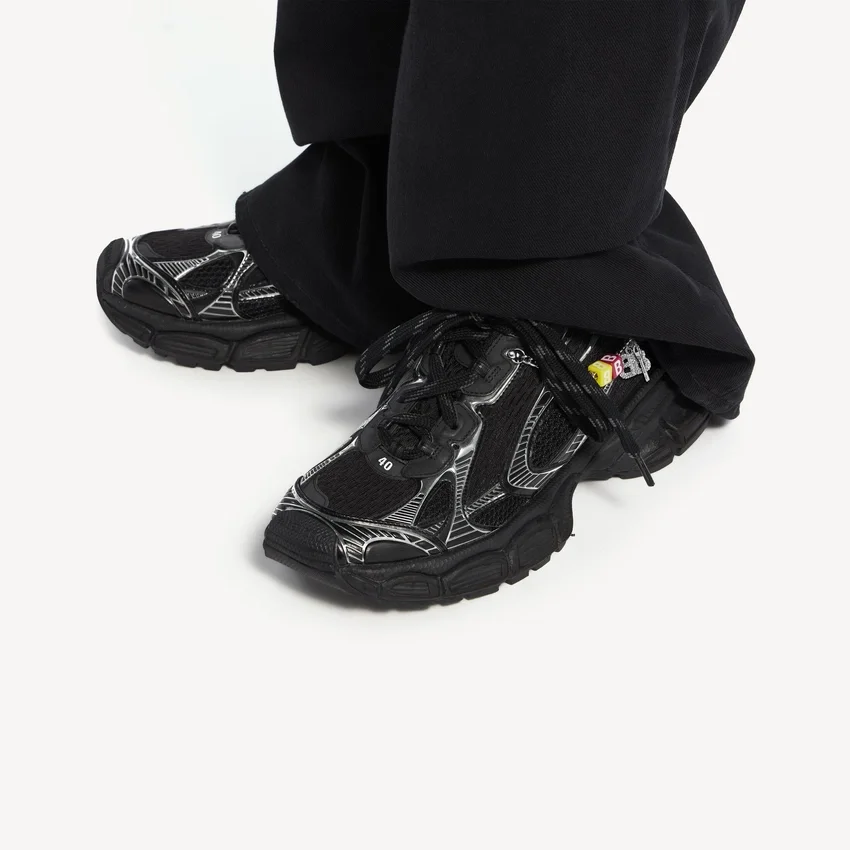 Damen-Sneaker in 3XL mit Anhängern in Schwarz/Silber Damen-Sneaker in 3XL mit Anhängern in Schwarz/Silber
