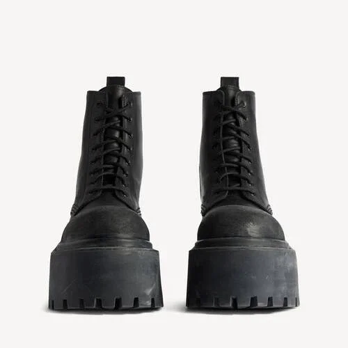 Damen-Stiefeletten „Strike“ mit Plateau in Schwarz Damen-Stiefeletten „Strike“ mit Plateau in Schwarz