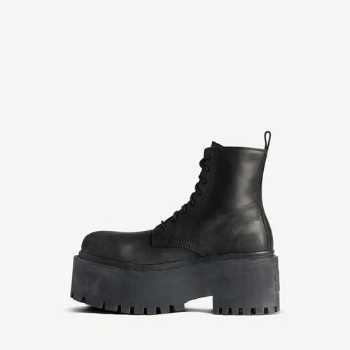 Damen-Stiefeletten „Strike“ mit Plateau in Schwarz Damen-Stiefeletten „Strike“ mit Plateau in Schwarz