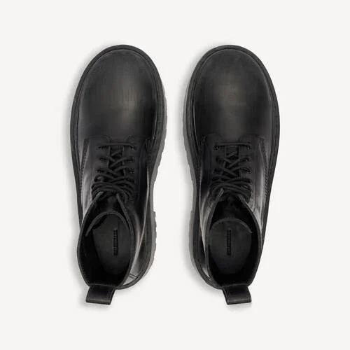 Damen-Stiefeletten „Strike“ mit Plateau in Schwarz Damen-Stiefeletten „Strike“ mit Plateau in Schwarz
