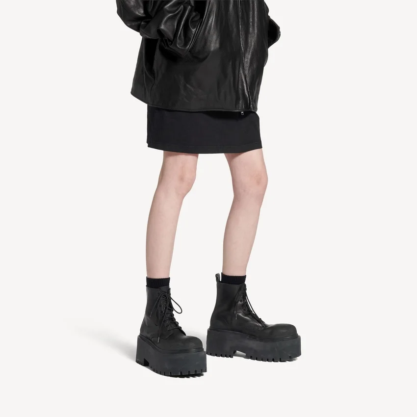 Damen-Stiefeletten „Strike“ mit Plateau in Schwarz Damen-Stiefeletten „Strike“ mit Plateau in Schwarz