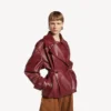 Gefalteter kurzer Trenchcoat für Damen in Burgunderrot Gefalteter kurzer Trenchcoat für Damen in Burgunderrot