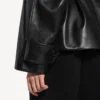 Gefalteter kurzer Trenchcoat für Damen in Schwarz Gefalteter kurzer Trenchcoat für Damen in Schwarz