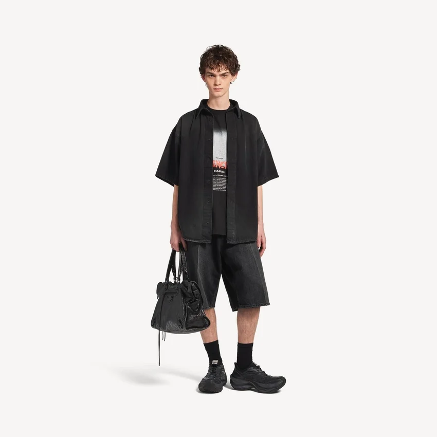 Herren-Hybrid-Kurzarmhemd „The Door“ aus Denim in Schwarz Herren-Hybrid-Kurzarmhemd „The Door“ aus Denim in Schwarz