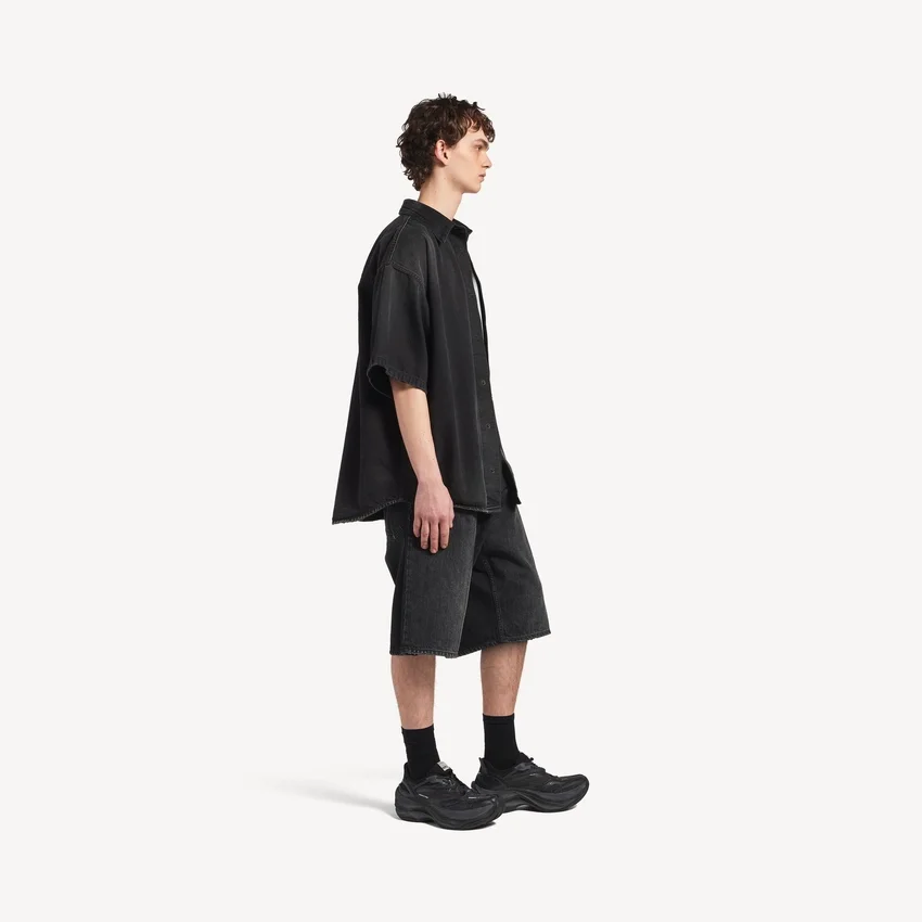 Herren-Hybrid-Kurzarmhemd „The Door“ aus Denim in Schwarz Herren-Hybrid-Kurzarmhemd „The Door“ aus Denim in Schwarz