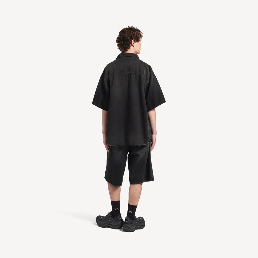 Herren-Hybrid-Kurzarmhemd „The Door“ aus Denim in Schwarz Herren-Hybrid-Kurzarmhemd „The Door“ aus Denim in Schwarz