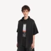 Herren-Hybrid-Kurzarmhemd „The Door“ aus Denim in Schwarz Herren-Hybrid-Kurzarmhemd „The Door“ aus Denim in Schwarz
