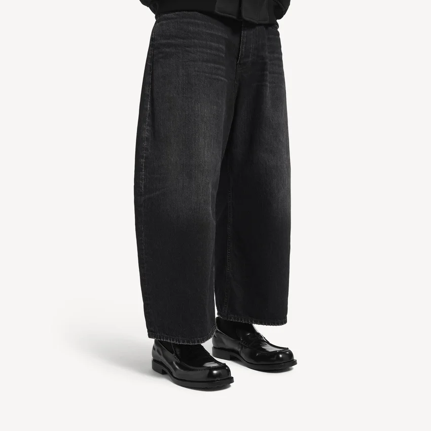 Herren-Jeans mit geschwungener Passform in Schwarz Herren-Jeans mit geschwungener Passform in Schwarz