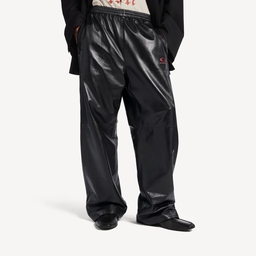 Herren-Jogginghose in Schwarz/Burgunderrot Herren-Jogginghose in Schwarz/Burgunderrot