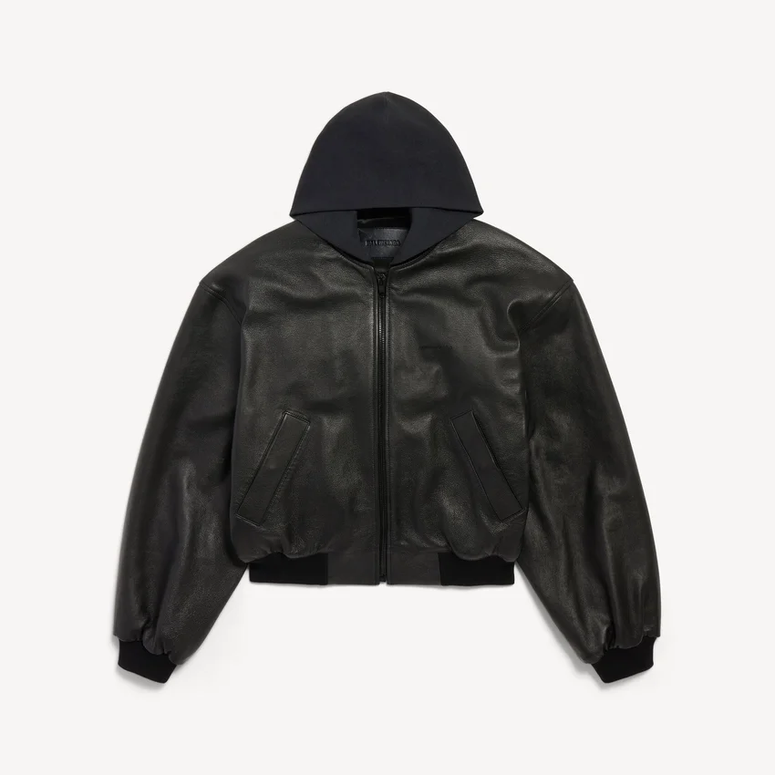 Herren-Kapuzenjacke mit Aufnähern in Schwarz Herren-Kapuzenjacke mit Aufnähern in Schwarz