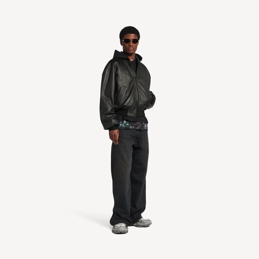 Herren-Kapuzenjacke mit Aufnähern in Schwarz Herren-Kapuzenjacke mit Aufnähern in Schwarz
