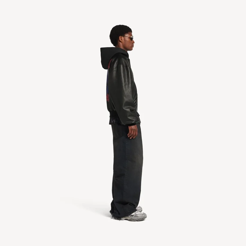 Herren-Kapuzenjacke mit Aufnähern in Schwarz Herren-Kapuzenjacke mit Aufnähern in Schwarz