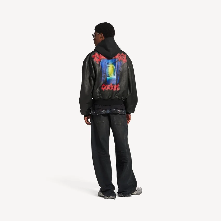 Herren-Kapuzenjacke mit Aufnähern in Schwarz Herren-Kapuzenjacke mit Aufnähern in Schwarz