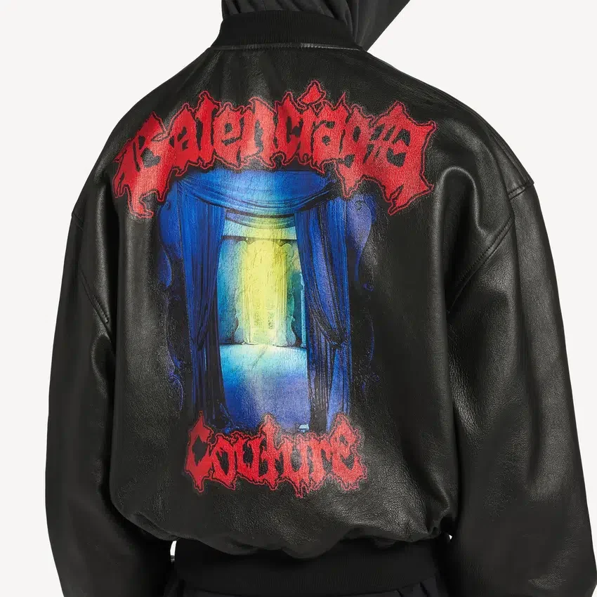 Herren-Kapuzenjacke mit Aufnähern in Schwarz Herren-Kapuzenjacke mit Aufnähern in Schwarz
