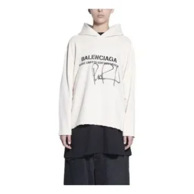 Herren-Pullover Balenciaga x RuPaul Crossover FW21 mit Alphabet-Print, cremeweiß 670946TLV569057 Herren-Pullover Balenciaga x RuPaul Crossover FW21 mit Alphabet-Print, cremeweiß 670946TLV569057
