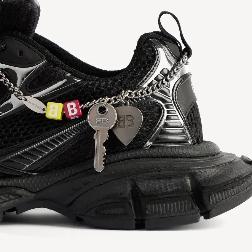 Herren-Sneaker in 3XL mit Anhängern in Schwarz/Silber Herren-Sneaker in 3XL mit Anhängern in Schwarz/Silber