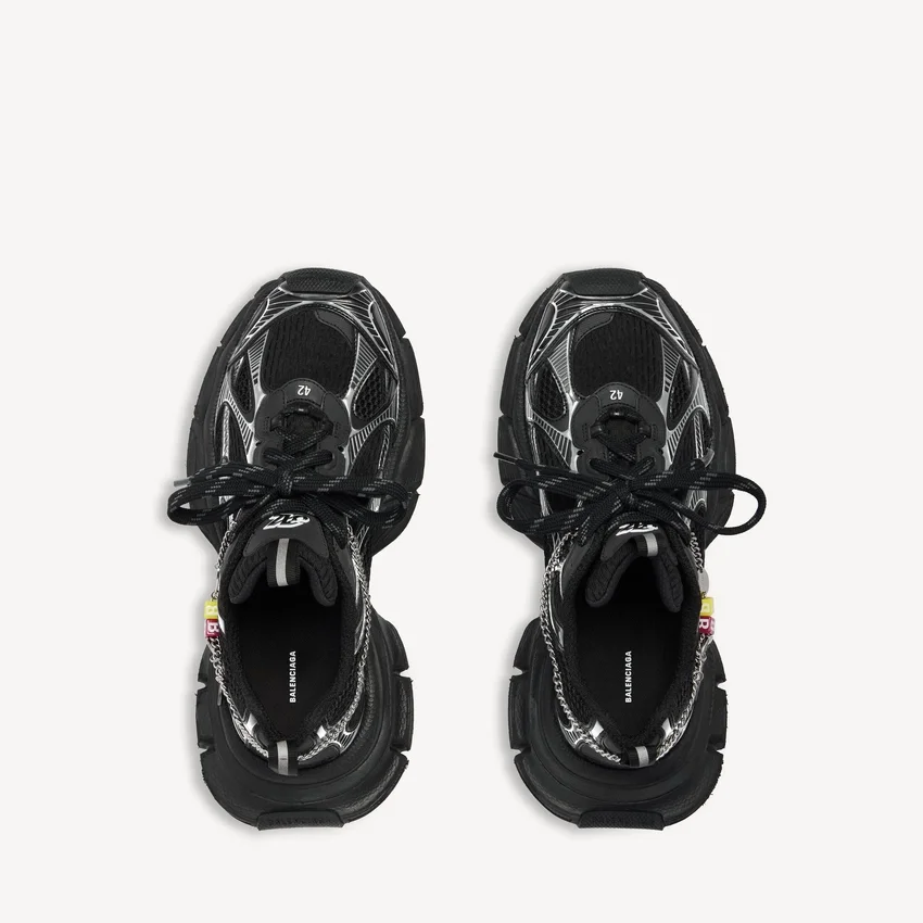 Herren-Sneaker in 3XL mit Anhängern in Schwarz/Silber Herren-Sneaker in 3XL mit Anhängern in Schwarz/Silber