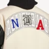 Herren-Varsity-Jacke von Balenciaga | NBA-Kollaboration in Elfenbein Herren-Varsity-Jacke von Balenciaga | NBA-Kollaboration in Elfenbein