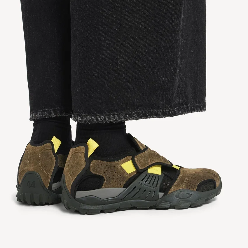 Herren-Wandersandale als Sneaker in Taupe/Schwarz/Neongelb Herren-Wandersandale als Sneaker in Taupe/Schwarz/Neongelb