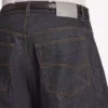 Herrenjeans mit geschwungenem Schnitt in Raw Indigo Herrenjeans mit geschwungenem Schnitt in Raw Indigo