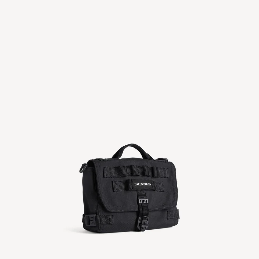 Kleine Herren-Messenger-Tasche im Army-Stil in Schwarz Kleine Herren-Messenger-Tasche im Army-Stil in Schwarz
